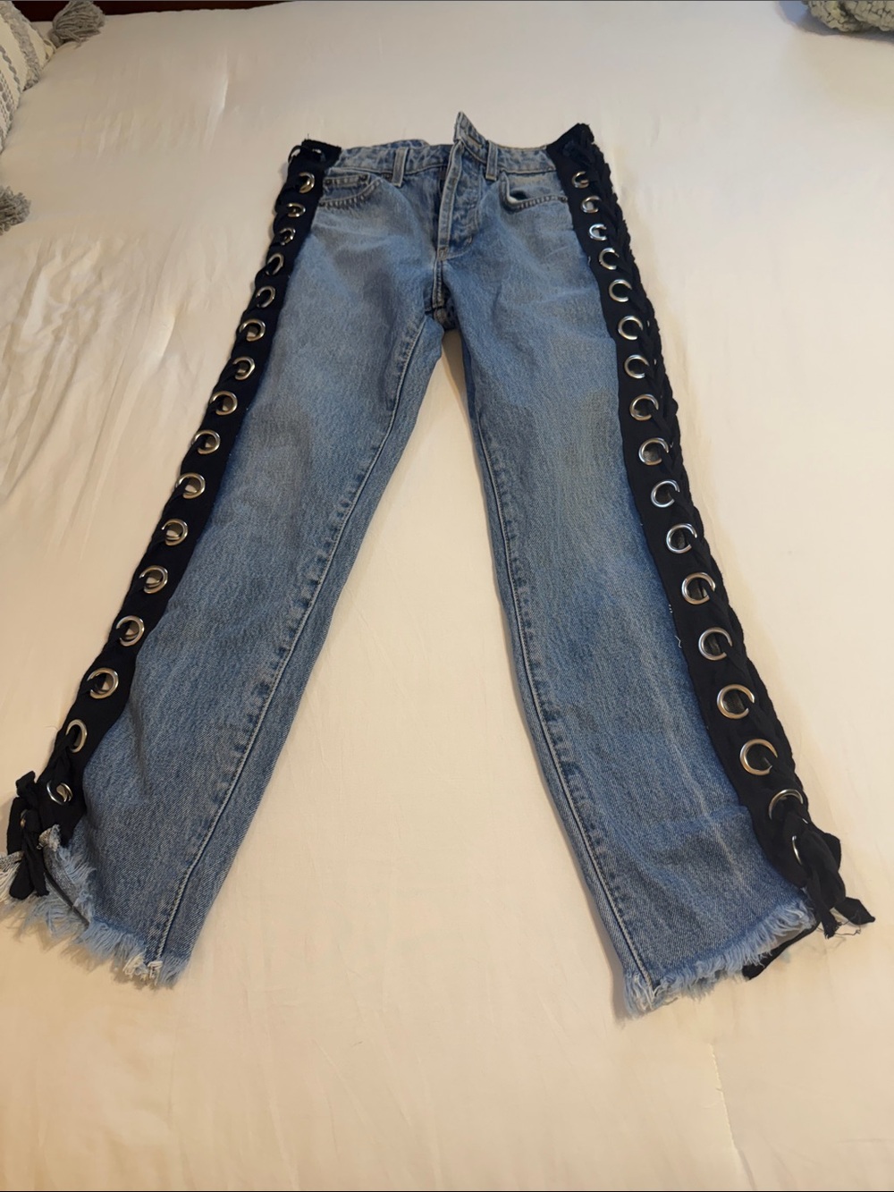 Carnage Lace-Up Side Eyelet Women’s Jeans - size 25